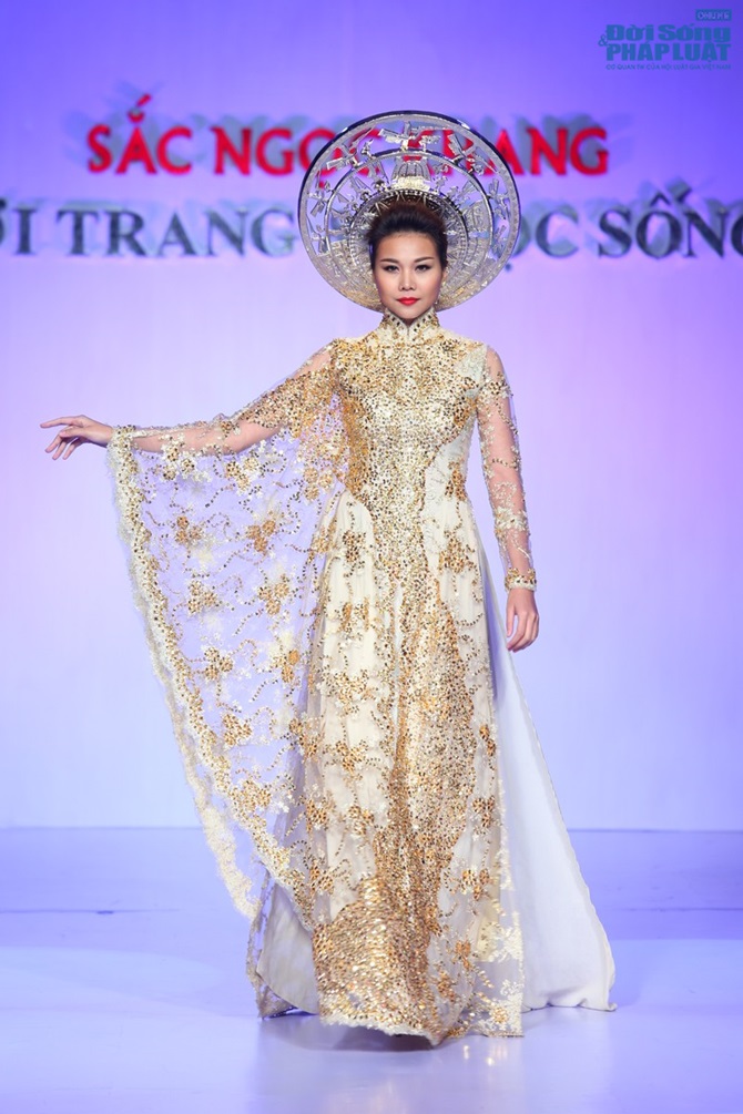 Siêu mẫu Thanh Hằng gây ấn tượng trong Shbet999 com đăng nhập áo dài cách điệu, được kết đính vàng và ngọc trai lộng lẫy